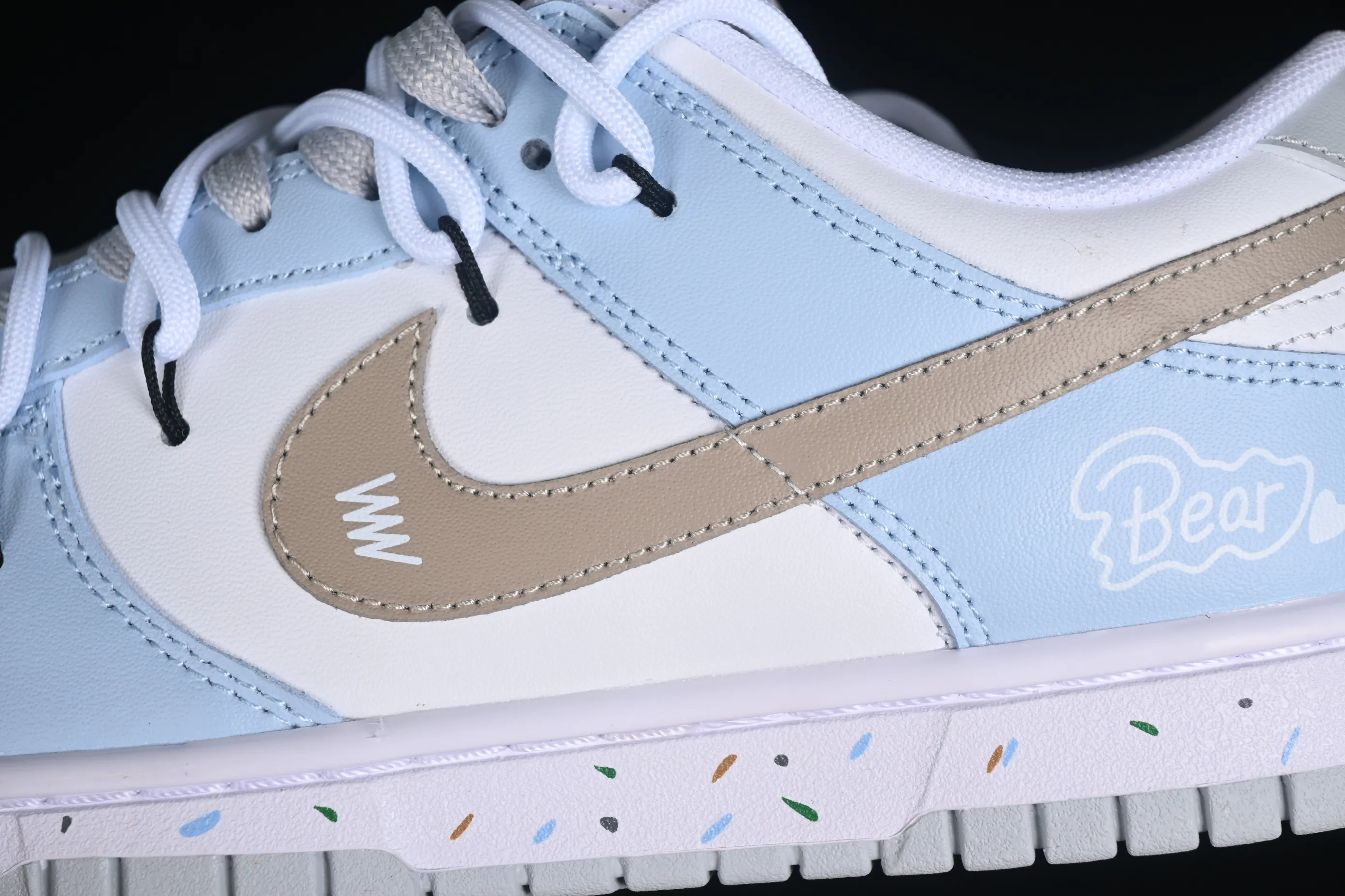 All categories Nk SB Dunk series Nk SB Dunk Low low-top sneakers Nk Dunk Pure "Platinum" Little Bear Story White Blue Brown Simple and versatile SB strap low-top casual sneakers DV0831-101